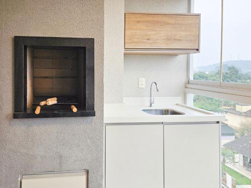 Kuchyň nebo kuchyňský kout v ubytování Apto Climatizado c/ Sacada e Churrasqueira KN0522