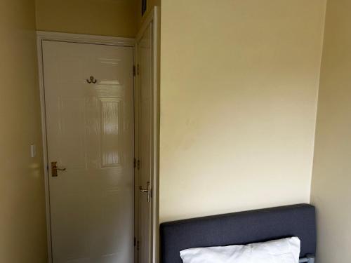 Brades Rise House - 3 bedroom house with 2 toilets with a private garden photo 34