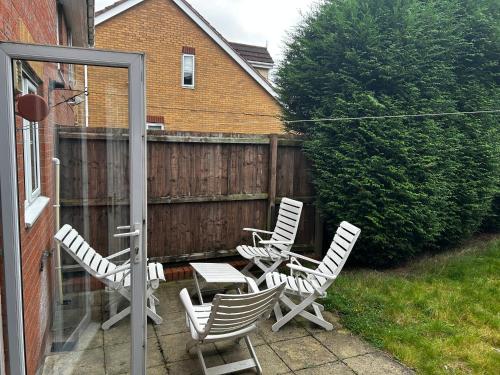 Brades Rise House - 3 bedroom house with 2 toilets with a private garden photo 38
