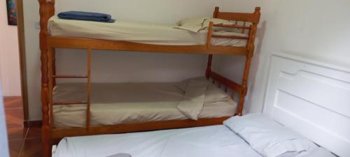 a couple of bunk beds in a room at Paz e descanso Chacara Meu Morrinho in Mairiporã