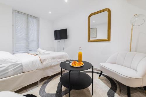 Camera con letto, sedia e tavolo di Studio Confortable proche métro - Saint mandé a Saint-Mandé
