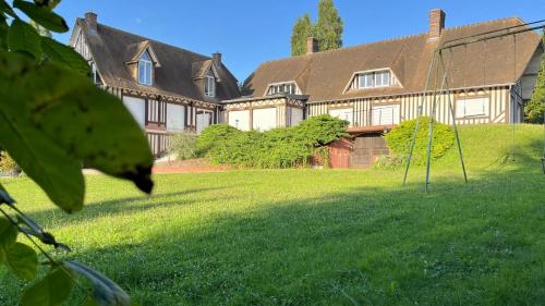 a large house with a green lawn in front of it at Les terrasses de Villevaudé - Disneyland Paris in Villevaudé