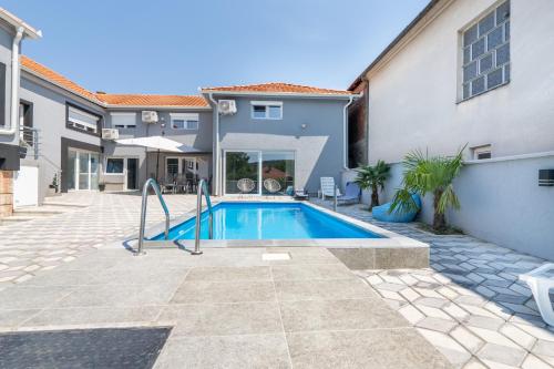 Bazén v ubytování Aleks apartmani nebo v jeho okolí