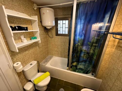 une salle de bain avec douche, toilettes et baignoire dans l'établissement Sunny Garden&Playa Apartment - Playa Del Inglés, à Playa del Ingles