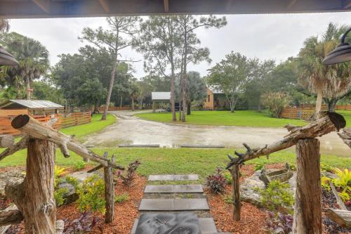 Zahrada ubytování Cabin on 50-Acre Ranch in Palm City!