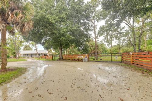Fotografie z fotogalerie ubytování Cabin on 50-Acre Ranch in Palm City! v destinaci Palm City