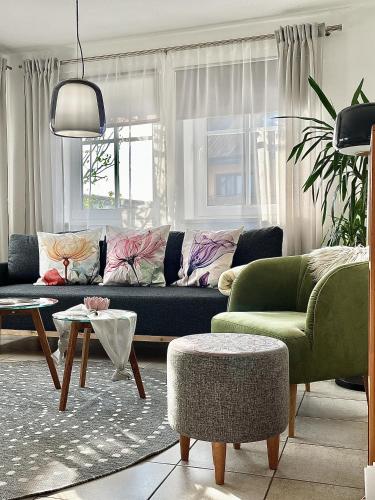 a living room with a couch and a table at Lichte Wohnung zum Wohlfühlen in Bastheim
