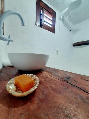 a sink and a bowl on a wooden table at Vila Ascensão in Tatajuba