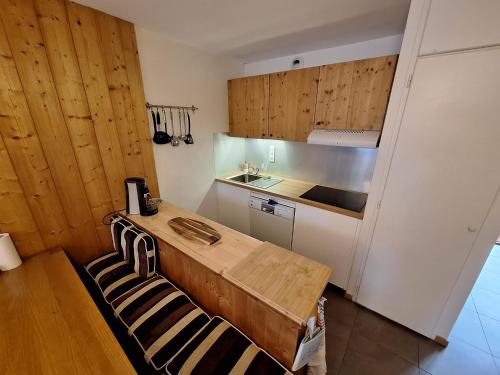 - une cuisine avec une table en bois et un comptoir dans l'établissement Duplex La Plagne - Montchavin, 4 Pièces, 3 chambres, à La Plagne Tarentaise