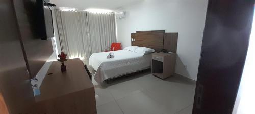 Ένα ή περισσότερα κρεβάτια σε δωμάτιο στο Hotel terceiro milênio 1