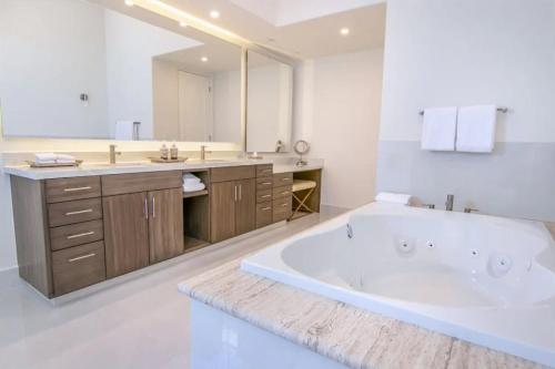 Et badeværelse på 5 Bedroom Golf Villa 42 Diamante