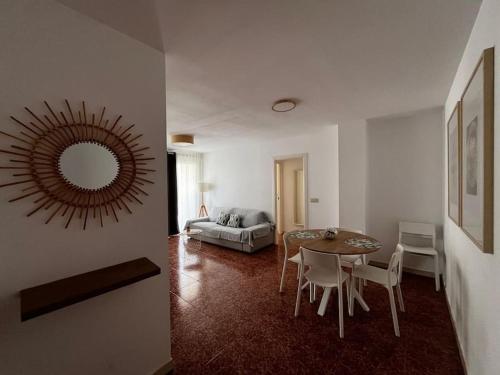 a living room with a table and a bed at Tu Refugio con Vistas al Mar in Puebla de Farnals