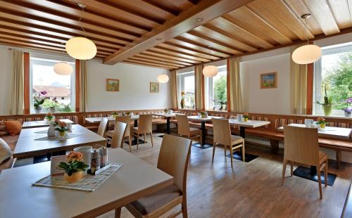 A restaurant or other place to eat at Pension Apartment Hödner