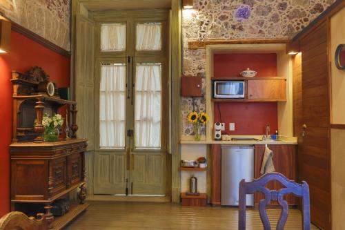 Una cocina con un refrigerador, una mesa y una silla. en CASA SAUTO11 Mexican architecture and design suite, en Ciudad de México