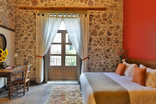 Un dormitorio con una cama y una ventana y un escritorio. en CASA SAUTO11 Mexican architecture and design suite, en Ciudad de México