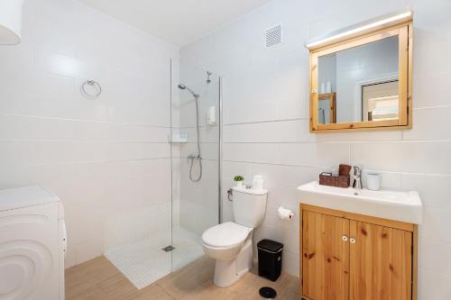 アデへにあるApartmento Palace Playa Paraisoのトイレ、洗面台、シャワー付きのバスルーム