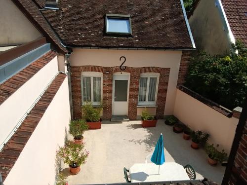 an internal courtyard of a house with a patio at Appartement sur la route touristique du champagne in Sézanne