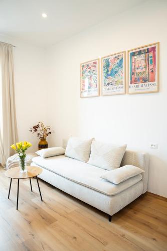 a white couch in a living room with a table at Casa Lina in Trieste