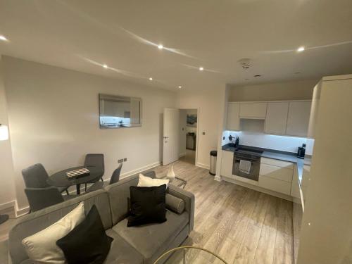 Kuchyň nebo kuchyňský kout v ubytování Superior Large Suite Luxury Living City Apartment, 2 Kingsize Bedrooms Business Suite - Free WiFi