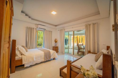 a bedroom with a bed and a living room at A Casa da Ponte, Casa em condominio para Familias, Festas e Eventos in Bertioga