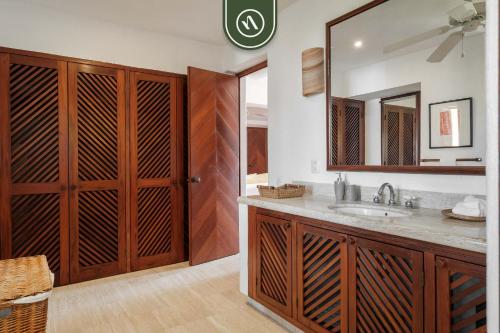 une salle de bain avec un lavabo et un miroir dans l'établissement 4 BR Penthouse - Breathtaking Views - Private Pool, à Zihuatanejo