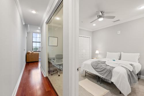 ein weißes Schlafzimmer mit einem Bett und einer Glastür in der Unterkunft Luxury 1BR - Glass Wall & Window in Philadelphia