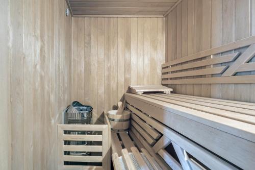 a sauna with wood paneling and a trashcan at H15, Sauna- en Wellnesschalet geschikt voor 2 personen in Epe