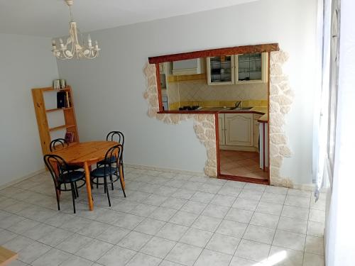 a kitchen with a table and chairs in a room at gîte à partager chambre pour 1 à 2 personnes in Cruis