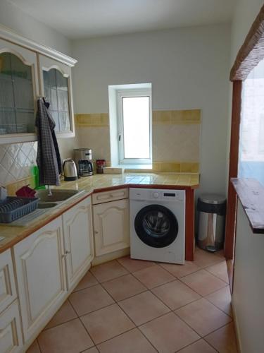 a kitchen with a washer and a washing machine at gîte à partager chambre pour 1 à 2 personnes in Cruis