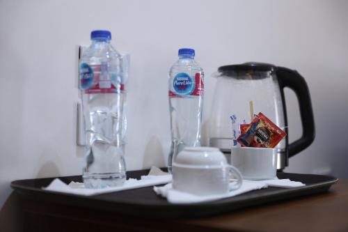 Kemudahan buat kopi dan teh di Pyramids Sunshine Hotel
