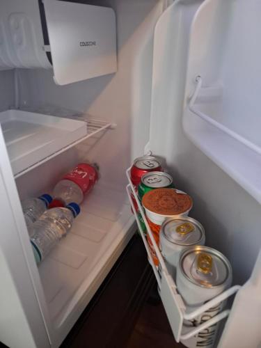 un frigorifero aperto pieno di bevande e cibo di Casarão Vintage Centro Historico - Hostel a Petrópolis