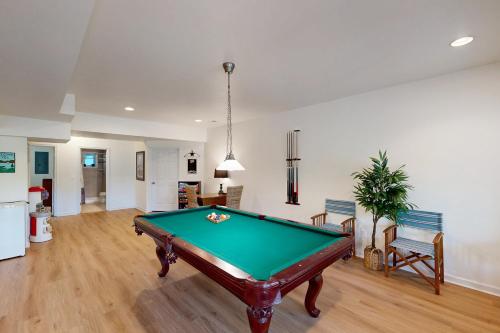 a pool table in the middle of a living room at Turtle Cove in Glenora