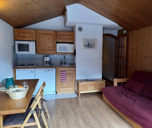 - une cuisine avec un canapé et une table dans une chambre dans l'établissement Résidence Olympie Ii - OLYMPIE 2 17 MAE-4281, à Les Allues