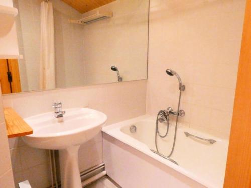 une salle de bain avec un lavabo, une baignoire et une douche dans l'établissement Résidence Olympie Ii - OLYMPIE 2 17 MAE-4281, à Les Allues