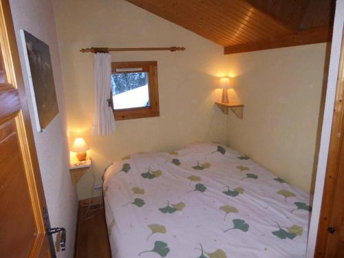 une petite chambre avec un lit et une fenêtre dans l'établissement Résidence Olympie Ii - OLYMPIE 2 17 MAE-4281, à Les Allues