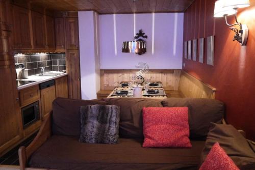 - une cuisine avec un canapé et une cuisinière dans l'établissement Résidence Plein Soleil - PLEIN SOLEIL 810 MAE-4291, à Les Allues