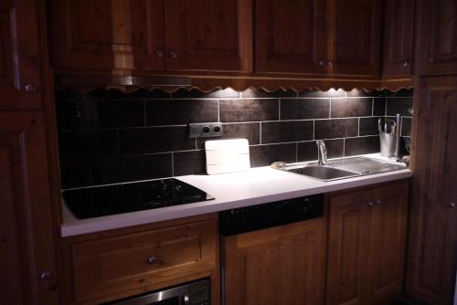 une cuisine avec un évier et un plan de travail dans l'établissement Résidence Plein Soleil - PLEIN SOLEIL 810 MAE-4291, à Les Allues