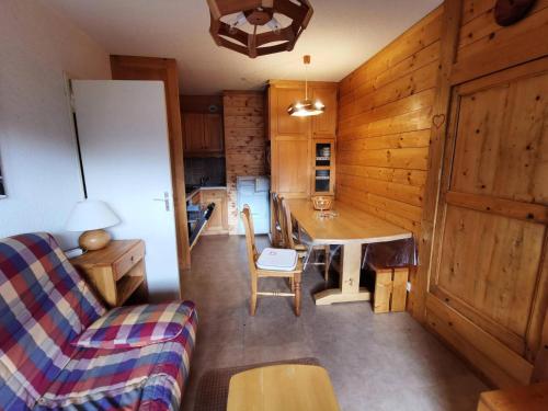 un salon avec un canapé et une table dans une pièce dans l'établissement Résidence Vanoise - VANOISE 41 MAE-4191, à Les Allues