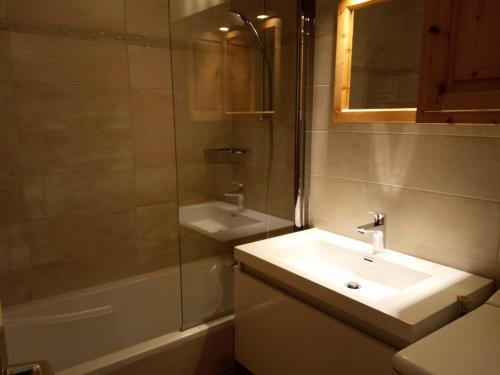 une salle de bain avec un lavabo et une douche dans l'établissement Résidence Vanoise - VANOISE 41 MAE-4191, à Les Allues