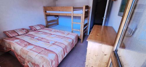 - une chambre avec un lit et des lits superposés dans l'établissement Résidence Vanoise - VANOISE 41 MAE-4191, à Les Allues