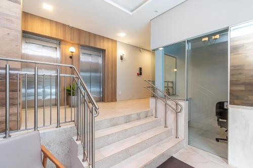 una scala in una casa con una parete di vetro di Apto Pe na Areia, direcao Ilha-Balneario Camboriu. a Balneário Camboriú