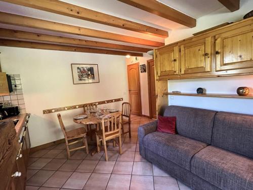 un salon avec un canapé et une table dans l'établissement Résidence Alpages C - ALPAGES C009 MAE-4601, à Les Allues