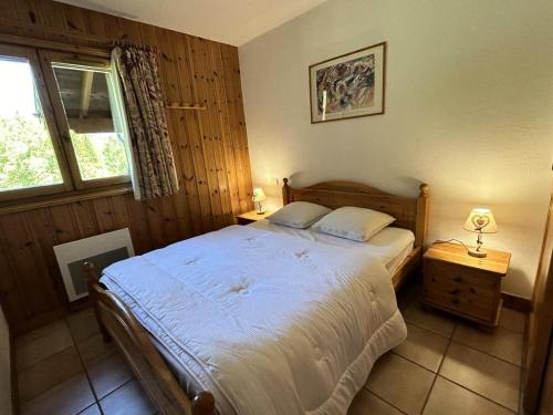une chambre avec un lit et une fenêtre dans l'établissement Résidence Alpages C - ALPAGES C009 MAE-4601, à Les Allues