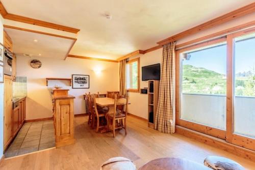 une cuisine et une salle à manger avec une table et une fenêtre dans l'établissement Residence Aspen - Résidence ASPEN N°302 MAE-4801, à La Plagne Tarentaise