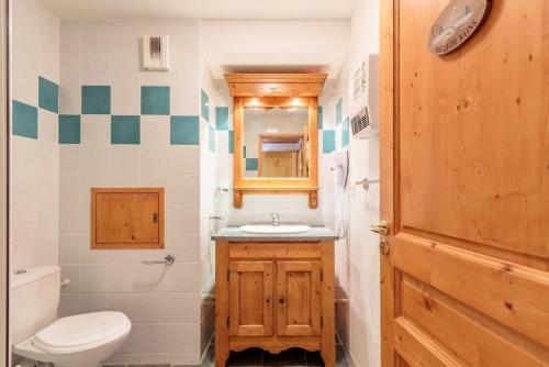 une salle de bain avec un lavabo, des toilettes et un miroir dans l'établissement Residence Aspen - Résidence ASPEN N°302 MAE-4801, à La Plagne Tarentaise