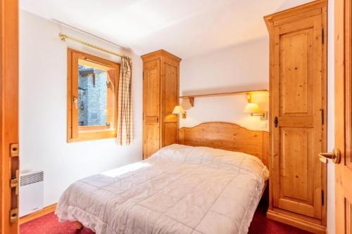 une chambre avec un lit et une fenêtre dans l'établissement Residence Aspen - Résidence ASPEN N°302 MAE-4801, à La Plagne Tarentaise