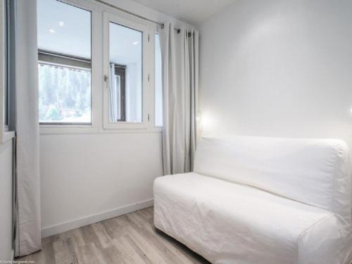 une chambre blanche avec un lit et une fenêtre dans l'établissement Résidence Le Makalu - Résidence LE MAKALU N°11 MAE-4731, à La Plagne Tarentaise