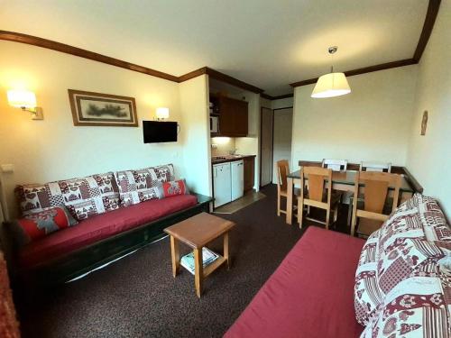 un salon avec un canapé et une table dans l'établissement Résidence Le Mont Soleil B - Résidence MONT SOLEIL B N°B510 MAE-5011, à La Plagne Tarentaise