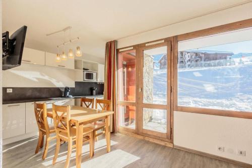 une cuisine avec une table et des chaises et une fenêtre dans l'établissement Résidence Agate - Résidence AGATE N°19 MAE-5221, à Aime La Plagne
