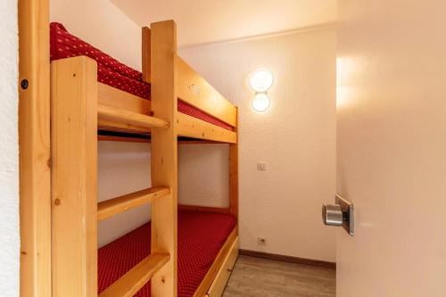 une chambre avec deux lits superposés dans une pièce dans l'établissement Résidence Agate - Résidence AGATE N°19 MAE-5221, à Aime La Plagne